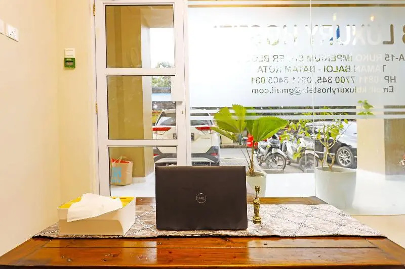 Capital O 91407 Kb Luxury Hostel