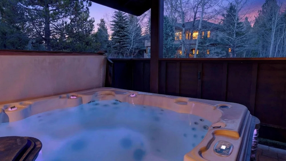 Mulligan Estate by Avantstay Sunriver Retreat + Hot Tub + Game Room + Bikes + Near Trails & Golf