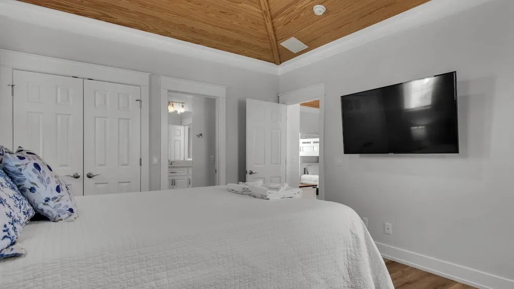 Sleeps 8; Community Pool, 5 Minute Walk to Beach Access