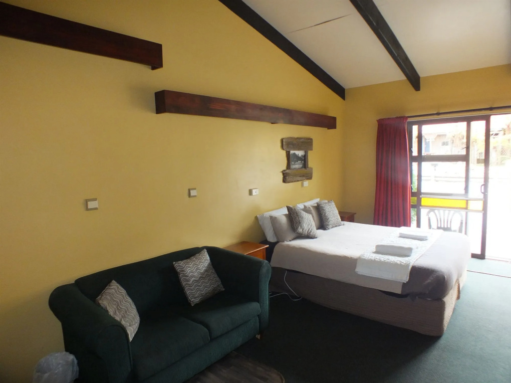 Chateau Backpackers & Motels