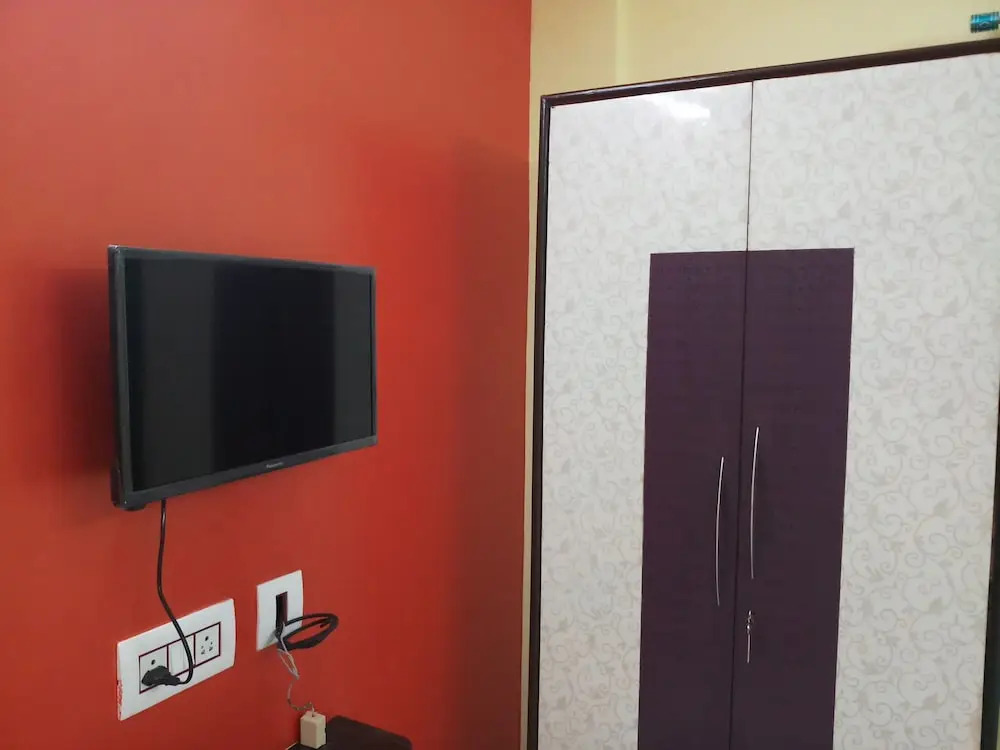 Om Shanti Guest House - Near Ruby General Hospital and Science City
