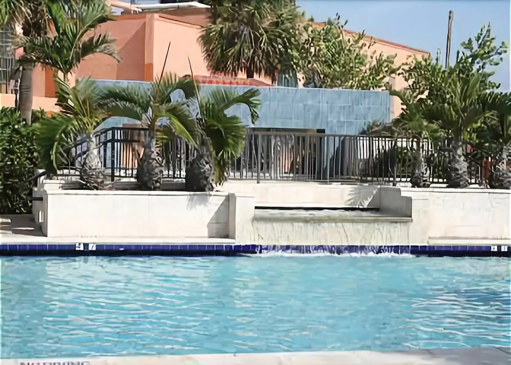 Hollywood Beach Resort- Large Studio Sleeps 4