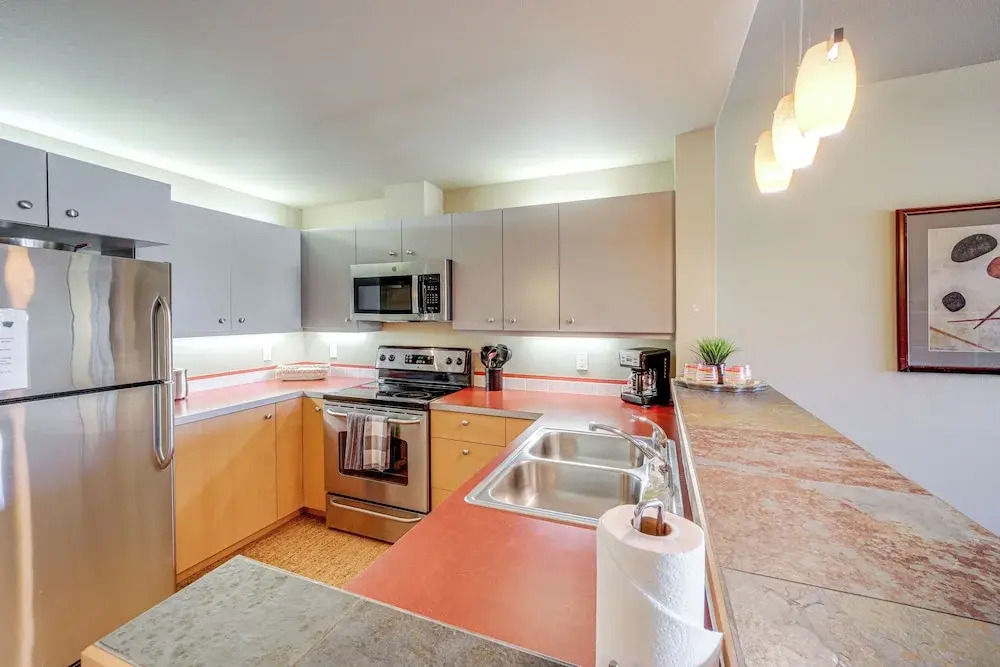 Walk to the Lake: Chelan Condo w/ Mtn Views!