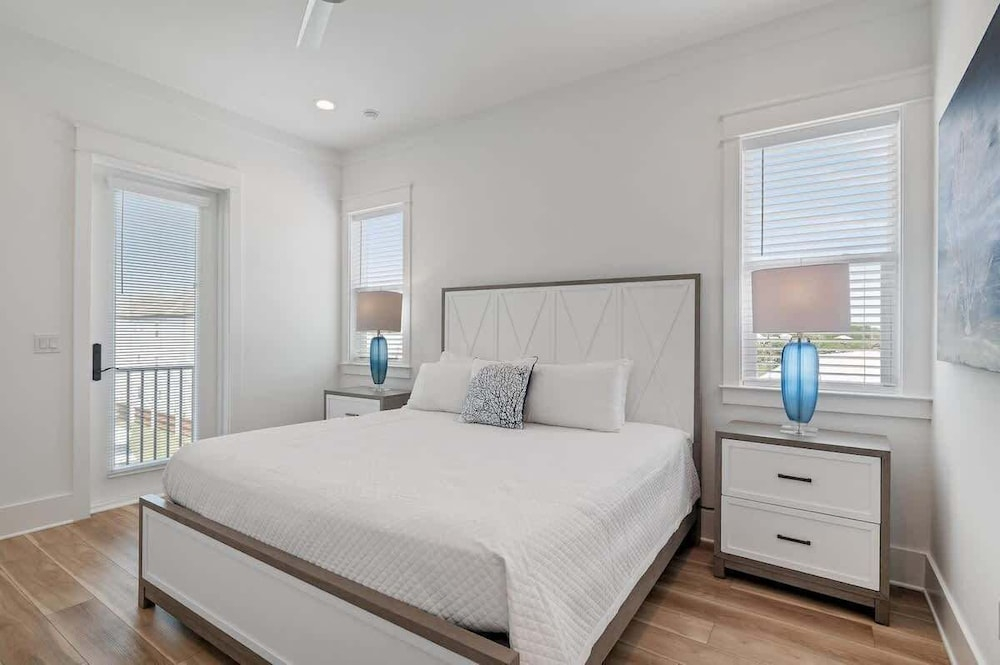 Modern Family 7BR w Private Pool and Patio