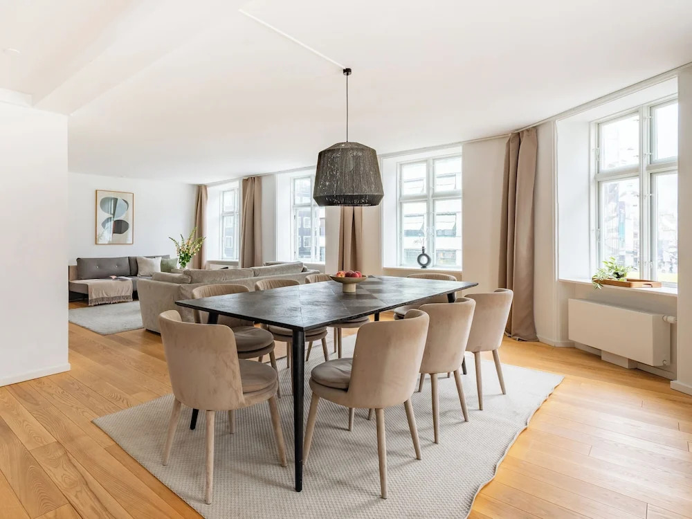 Regent 7 - Large 3 Bdr Apt With Balcony in City Centre