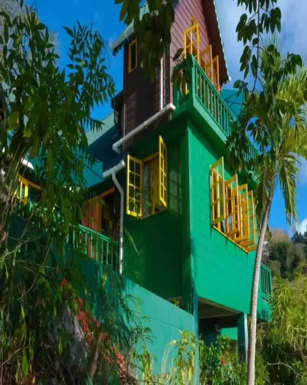 Turtle Point Bequia - 4 B R Villa w Staff