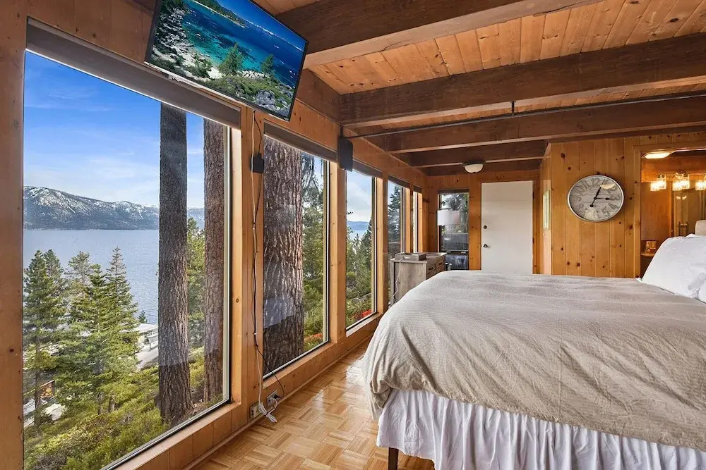 Stunning Views at Stargazer Lakefront Studio!