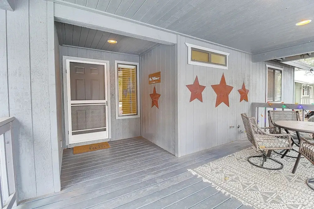 Near Hiking & Golfing: Pinetop Home w/ Deck!
