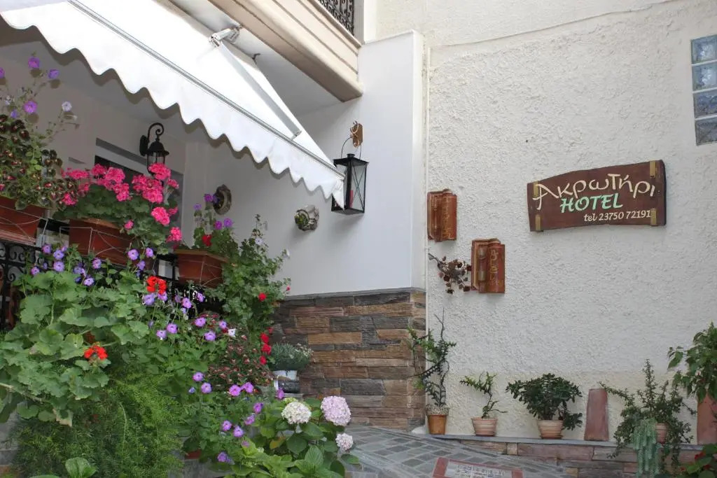 Akrotiri Hotel
