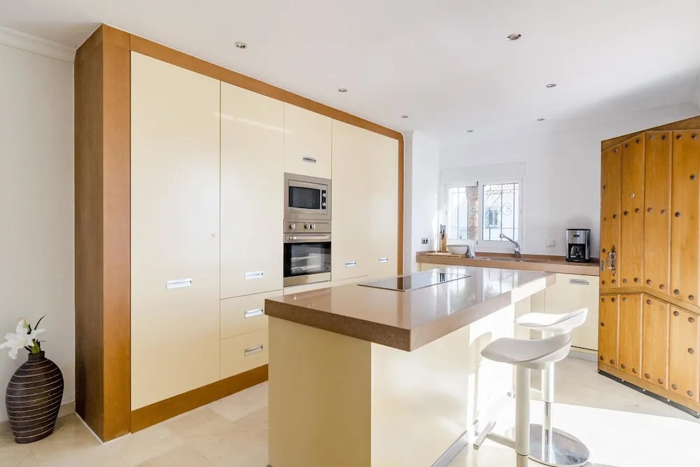 AGC28- 2 bedroom apt walking distance to beach