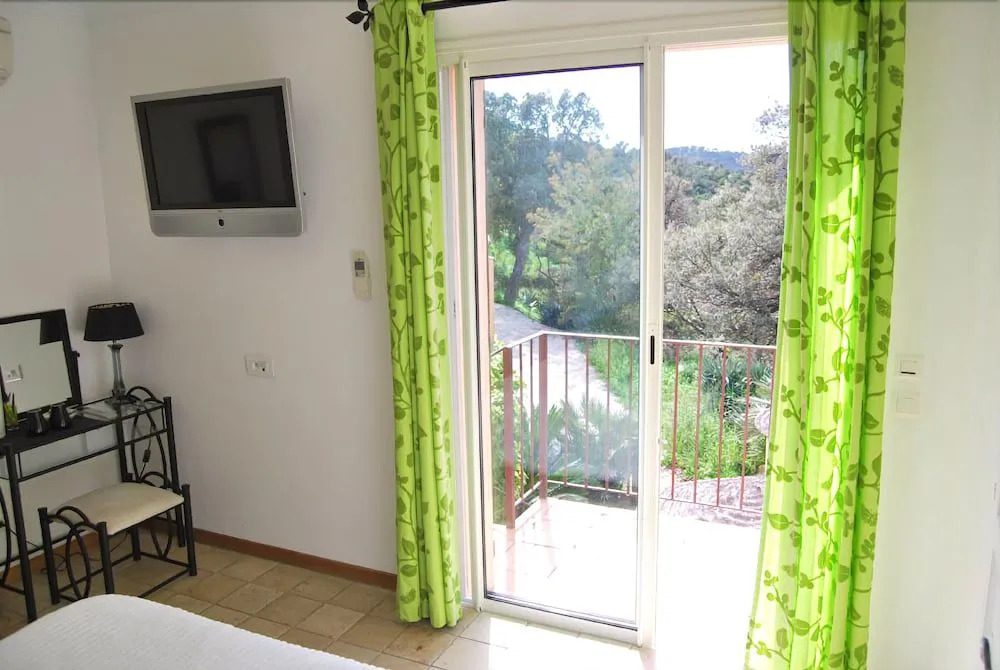 La Villa Nais PADEL&PISCINE -Suites & Appartements