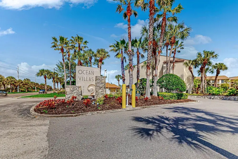 Recently Updated Resort Condo With 2 Pools, 2 Balconies, Ocean Views, Bbq, & W/D