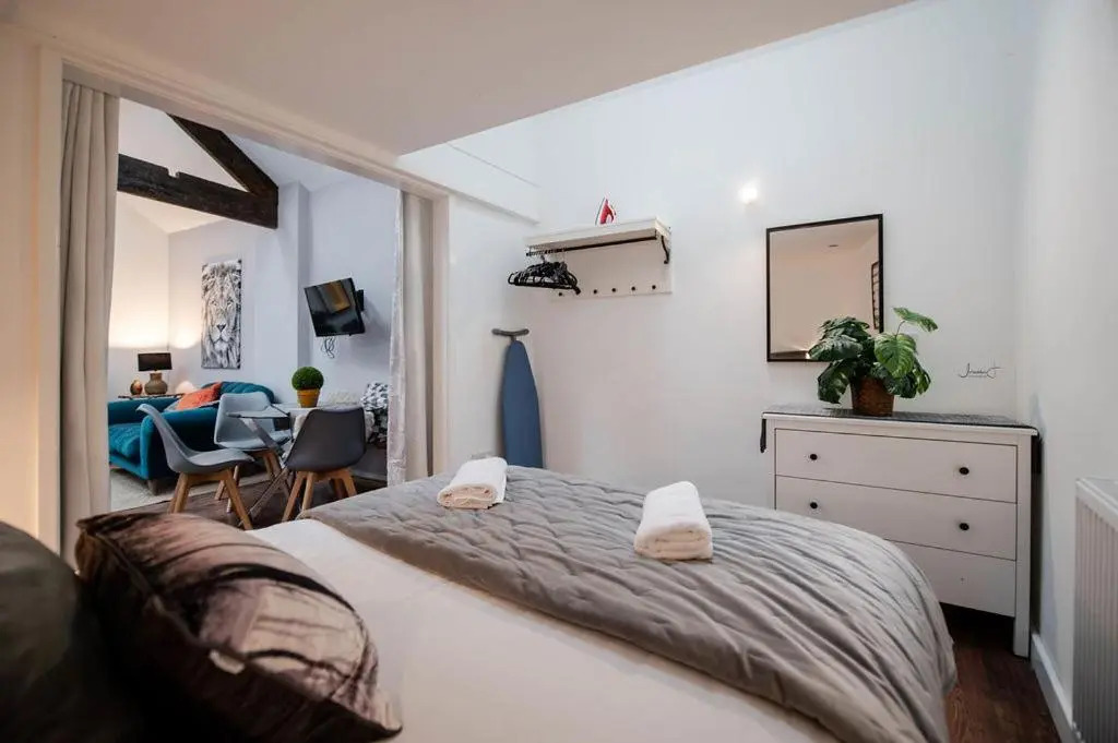 Air Host and Stay - Apartment 2 Broadhurst Court sleeps 6 minutes from town centre