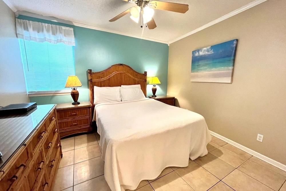 Sea Breeze 211 2 Bedroom Condo by Redawning