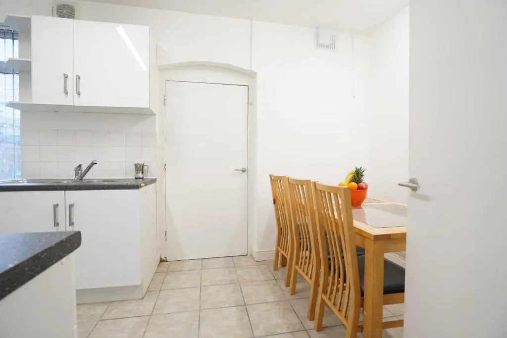 BIRMINGHAM COPLOW, 3 bedrooms house, with 6 beds, 2x doubles beds, 3x singles beds and 1 sofa-bed,sleeps people