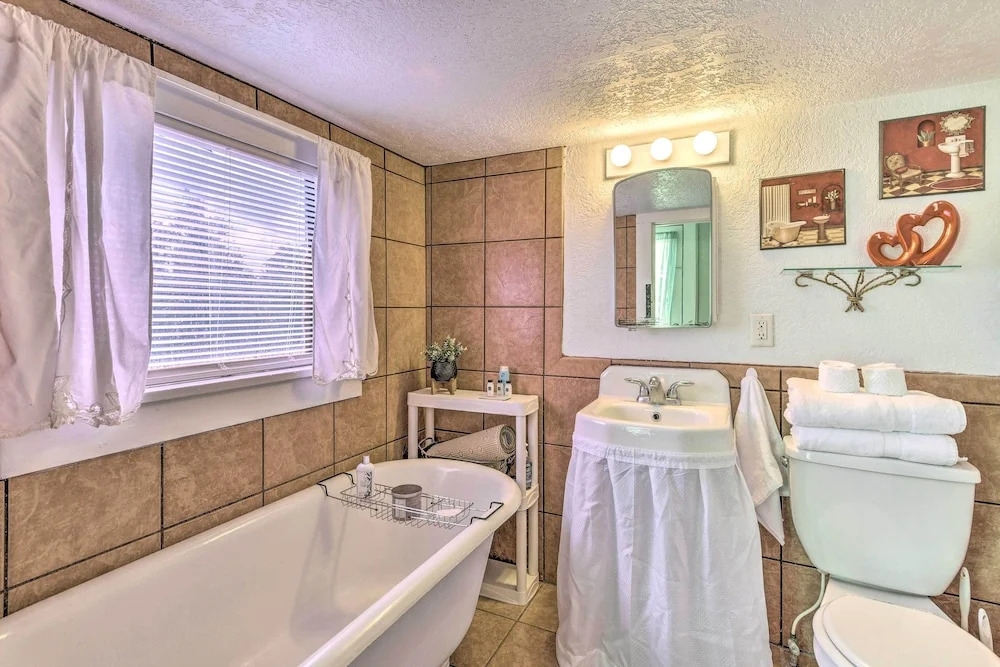 Crescent City Apartment w/ Easy Lake Access!