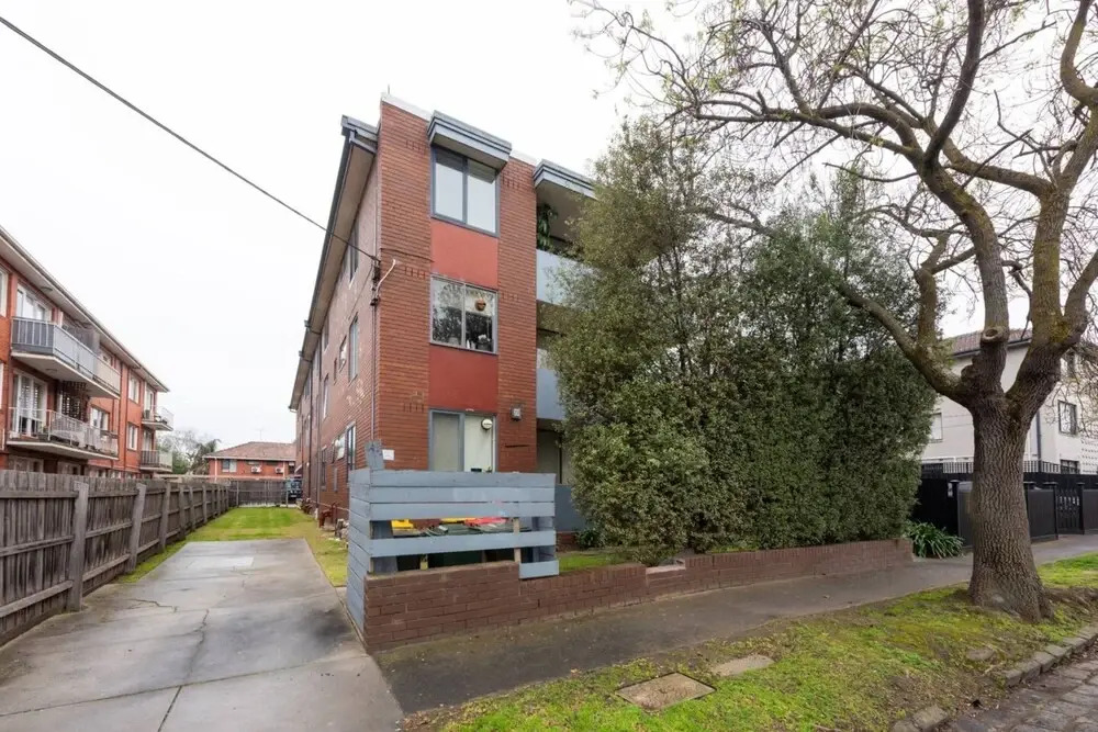 Light 2 Bedroom Apartment in Elwood With Balcony