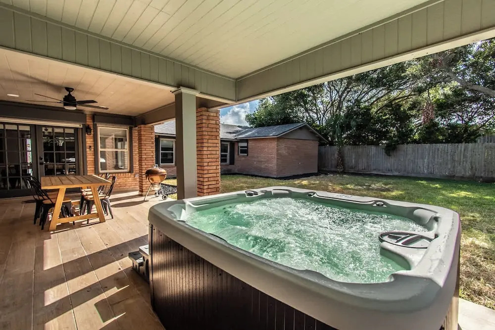 Sleeps 33 - Oceanfront Luxury 2 Pools & 2 Houses