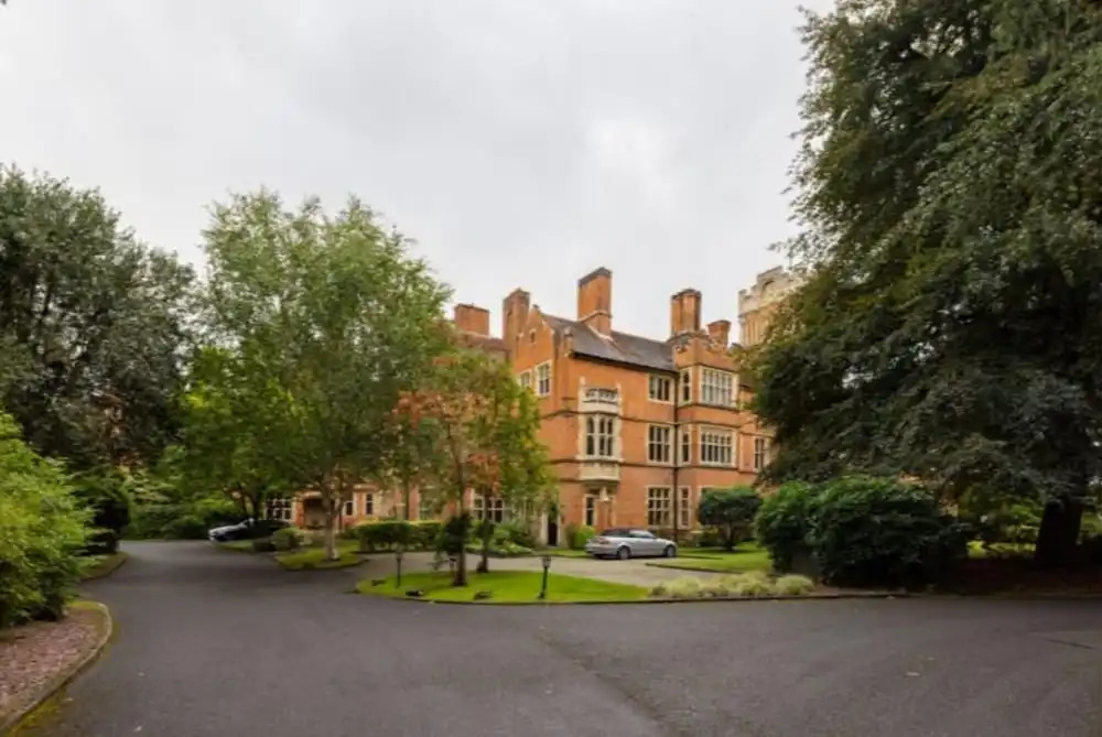 The Woking Wonder - Captivating 3BDR Flat with Parking