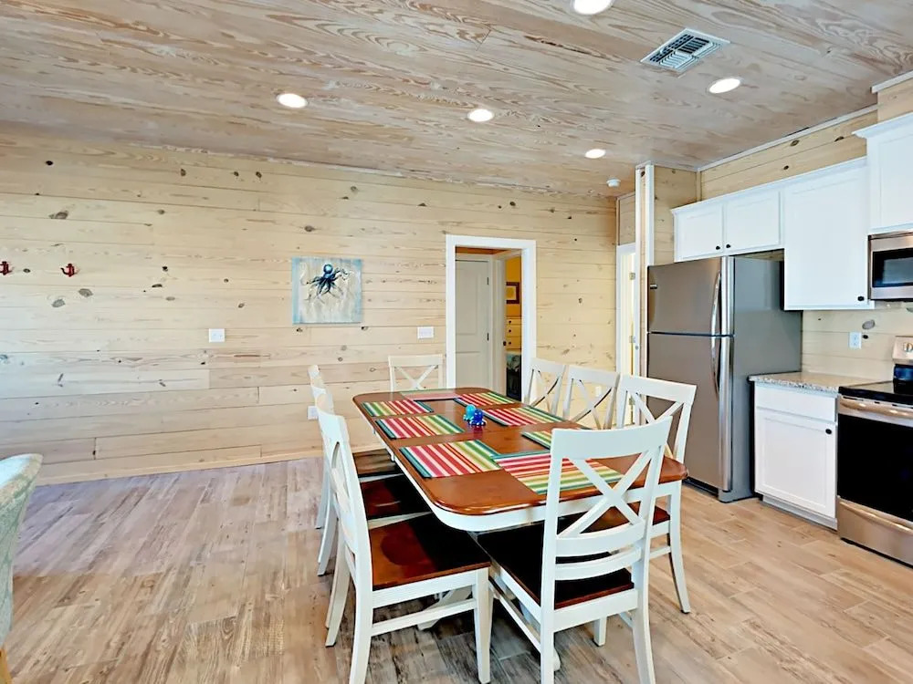 The Lemony Anemone 3 Bedrooms 2 Bathrooms Cottage