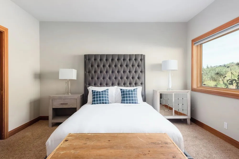Sleeps 16! Modern Mountain Escape w/ Hot Tub Mason by Avantstay