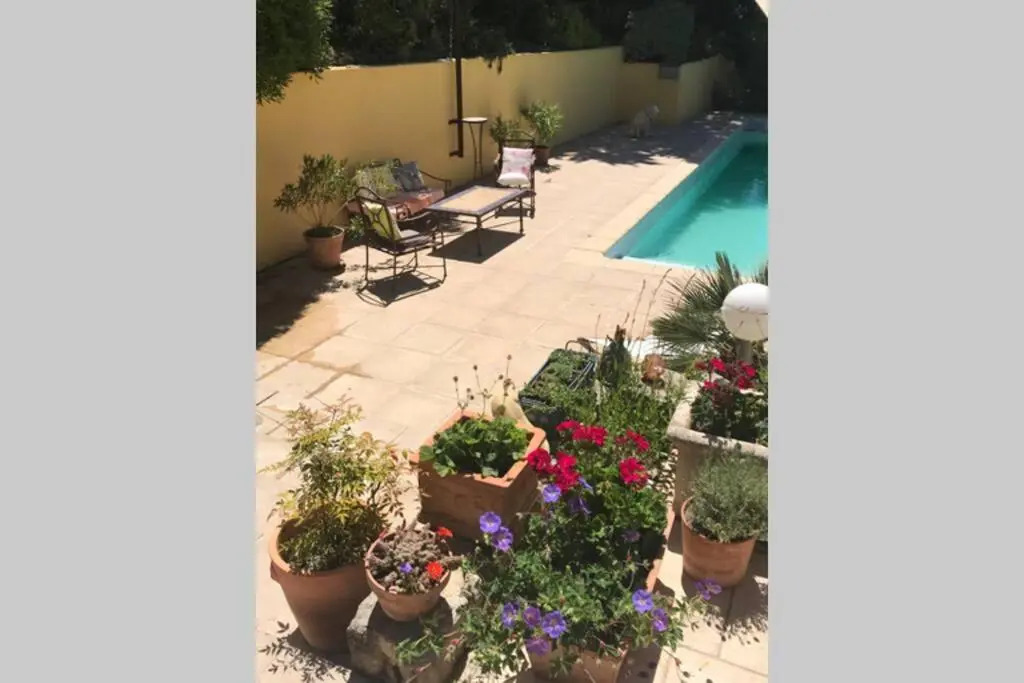 Ecrin de verdure avec accès piscine en plein Aix