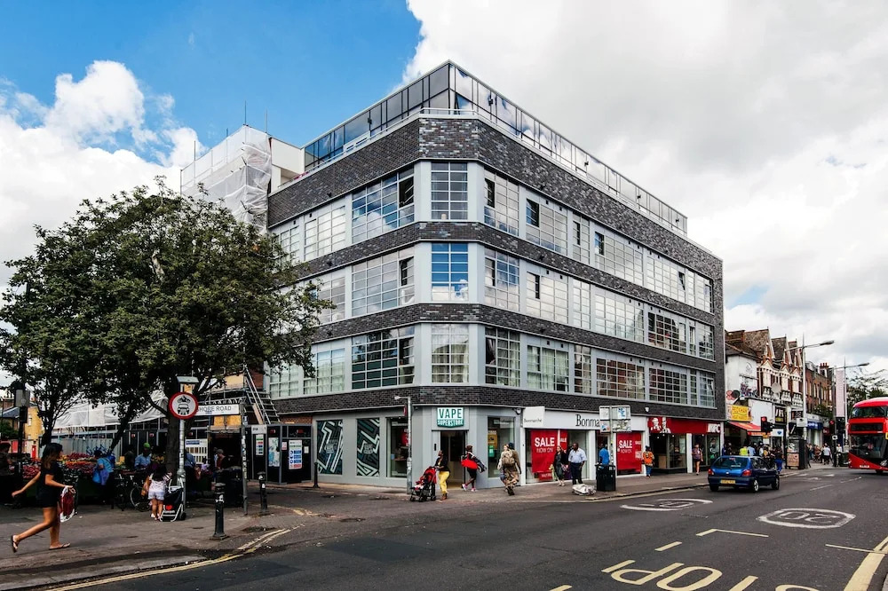 Panoramic Peckham Home by the Overground Station