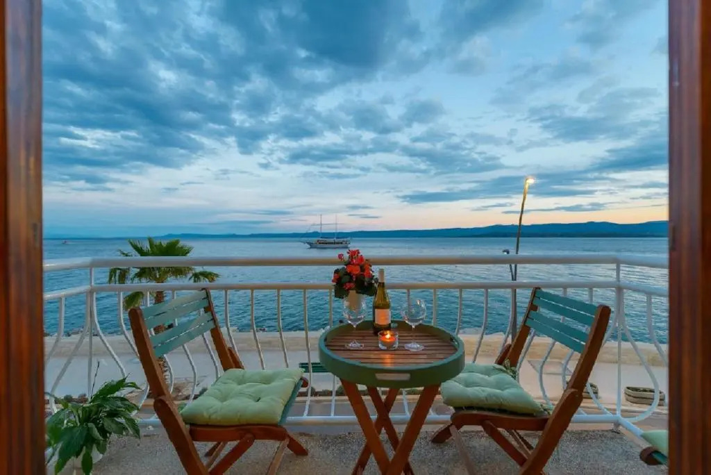 Top Location! Beach & Center Apt 4