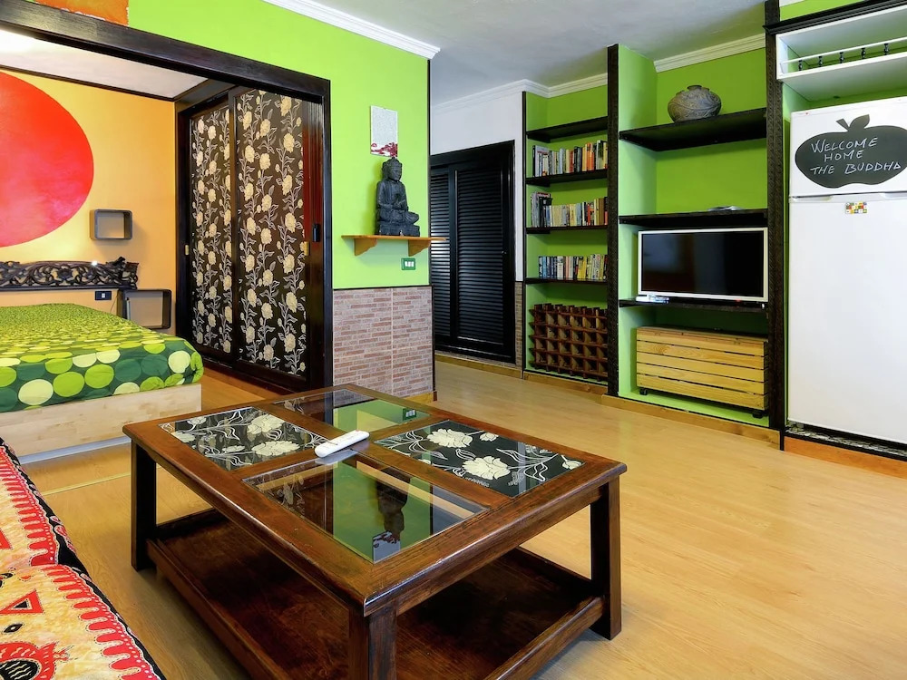 Spacious & Attractive Studio with Communal Pool near Beach
