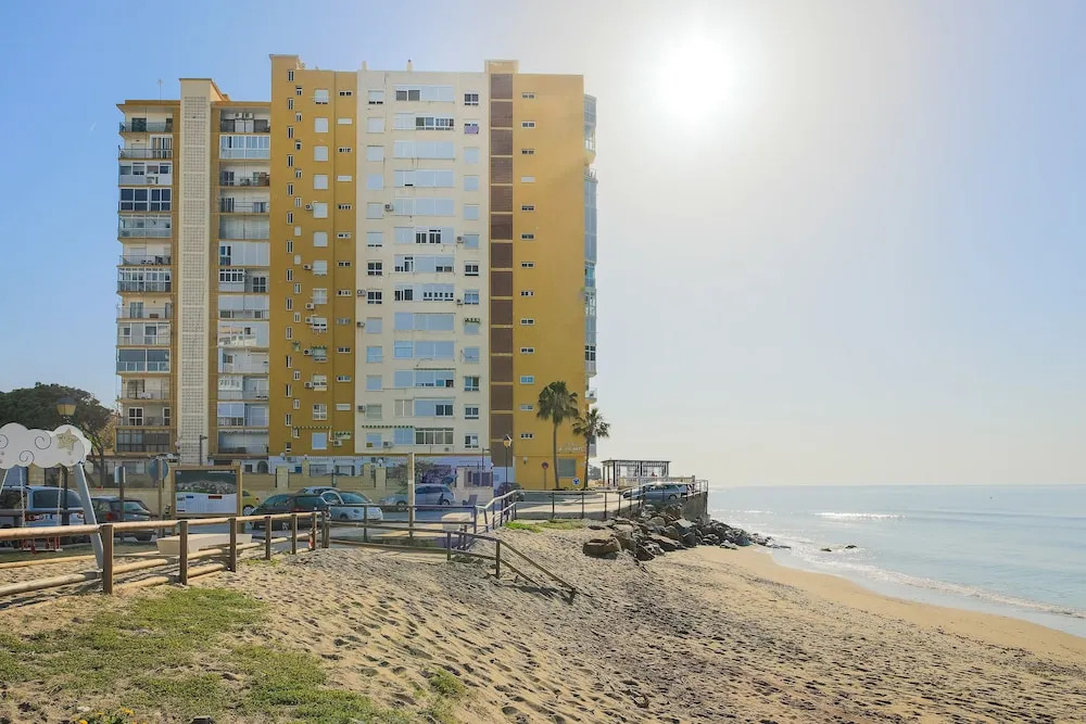 Almirante 903 JUST ON THE BEACH