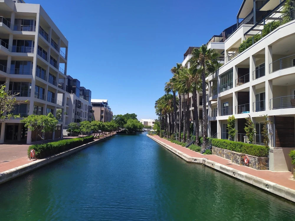 One Bedroom Apartment - Fully Equipped Waterfront Based, V&a Marina Residential