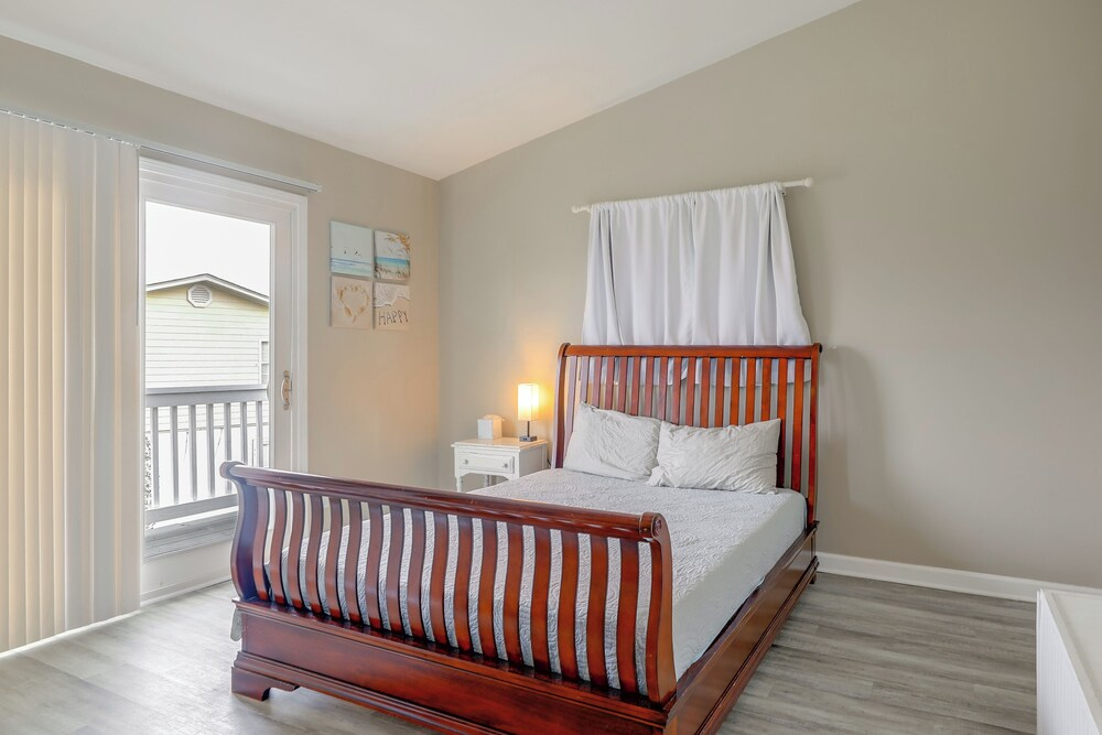Luxe 'cozy Crab Shack' w/ Porch in Indian Beach!