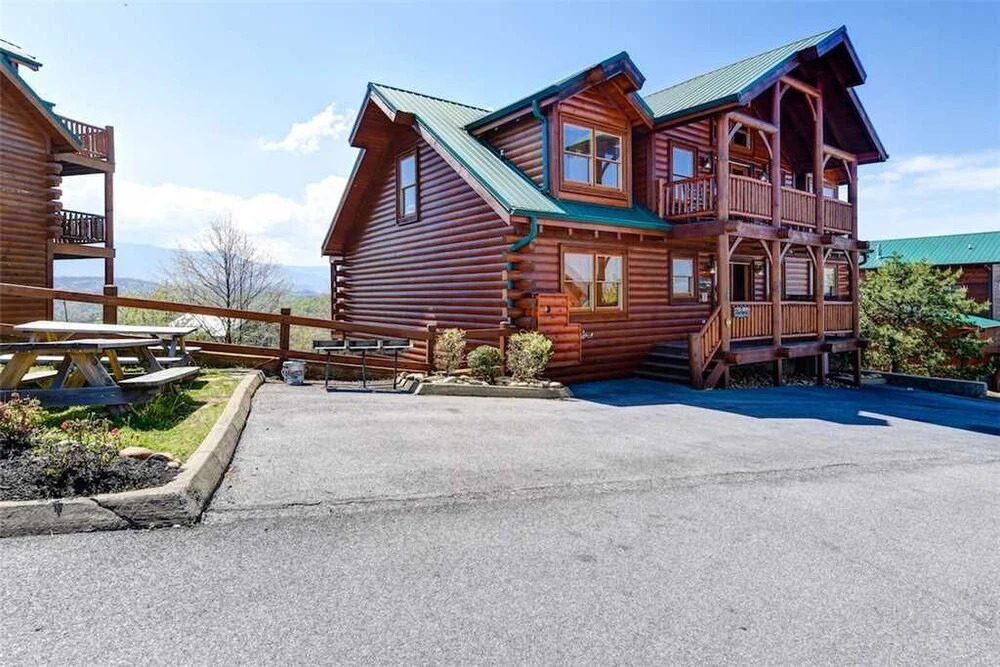 Mountaintop Lodge - Eight Bedroom Cabin