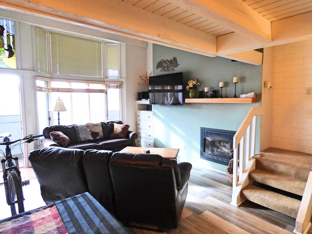 Across From Ski Area, No Car Needed, Hot Tub, Sauna WiFi