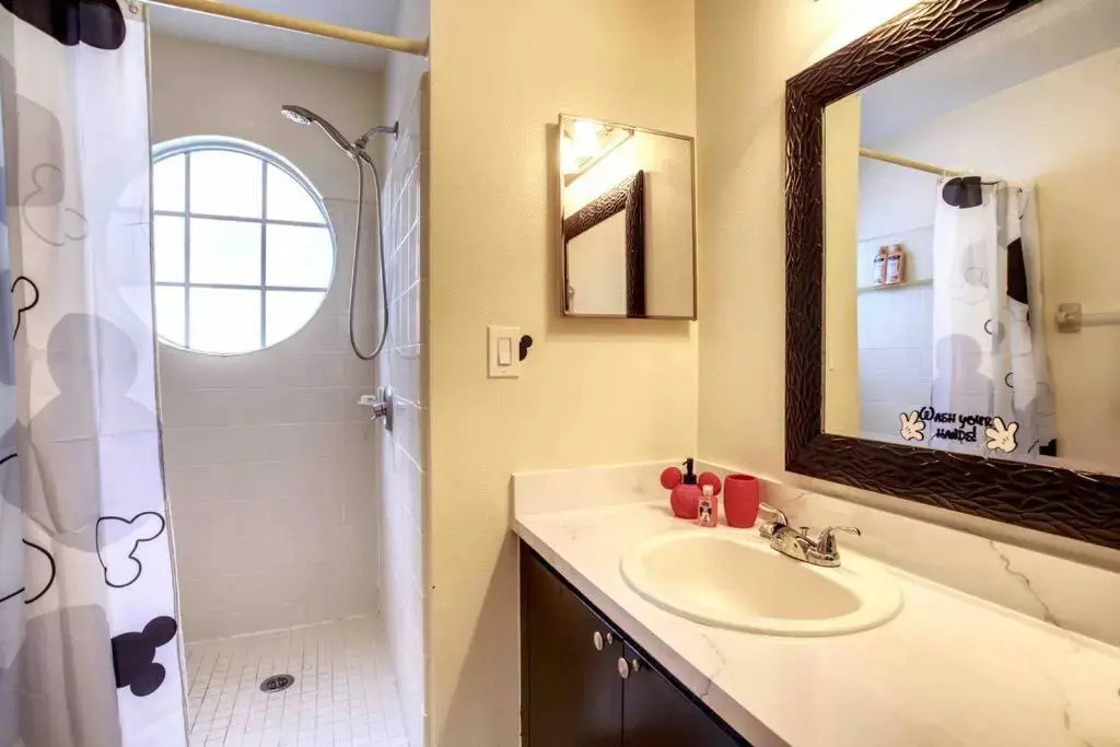*Disney-15min away* Magical Mickey themed condo