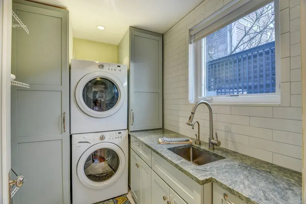 "the Fremont Lookout" W/ Deck & Gourmet Kitchen! 2 Bedroom Apts by Redawning