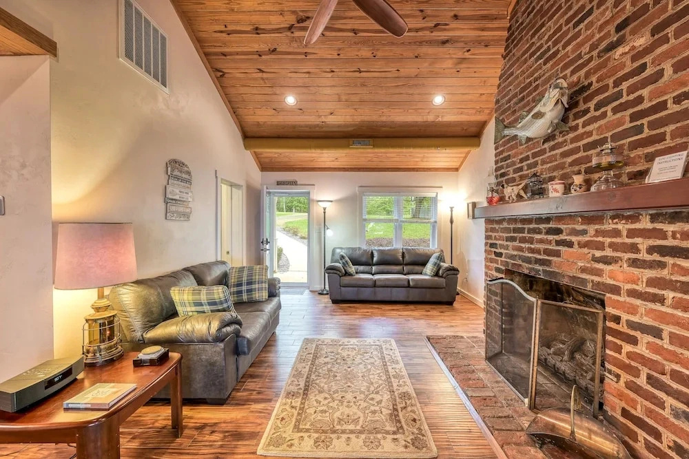 Evergreen - Lakefront Home With Dock, Screened Porch, AC & Kayaks
