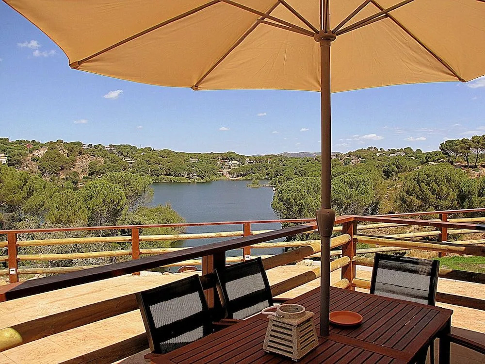 LAS CABAÑAS DEL LAGO más pase piscina las 2 columnas Del 1 junio 2026 al 30 agosto 2026