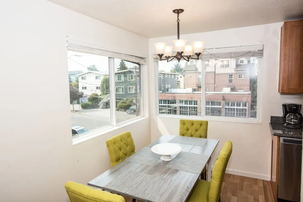 Crockett Rocket - Heart of Seattle - Sleeps 12