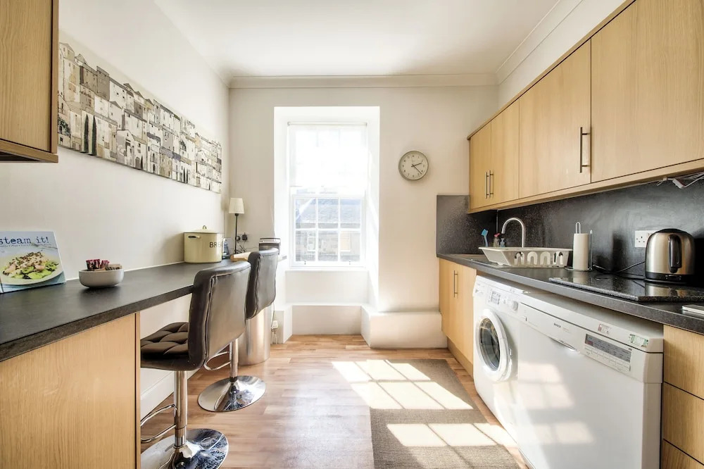 Spacious 2Br Home In New Town