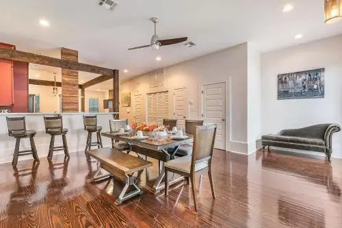 Luxury Loft-Style 3BR Townhouse by Hosteeva