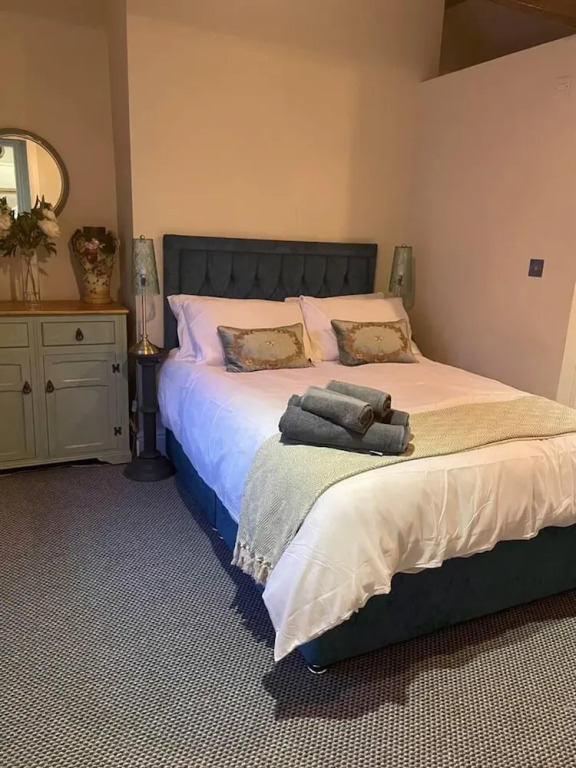 5 Bed House - Sleeps 12 - Pets - Parking