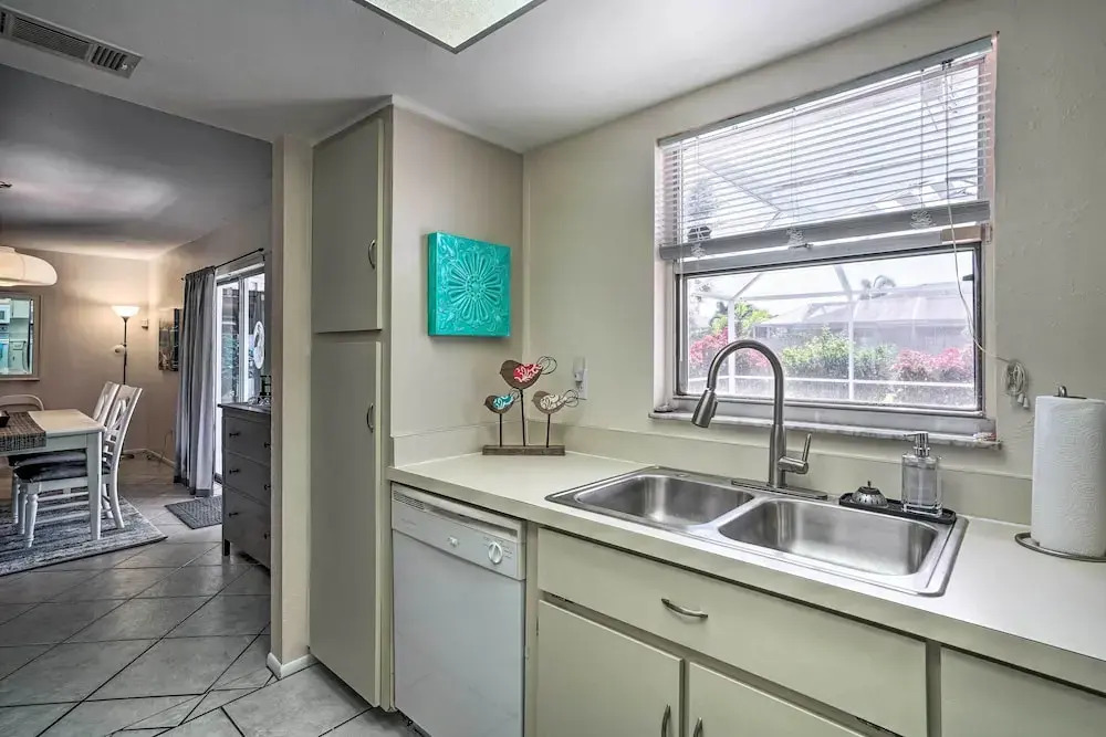 7 Mi to Beaches: Pet-friendly Cape Coral Home