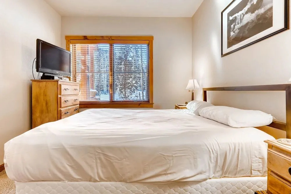 Seasons 1836 - 1 Br Condo