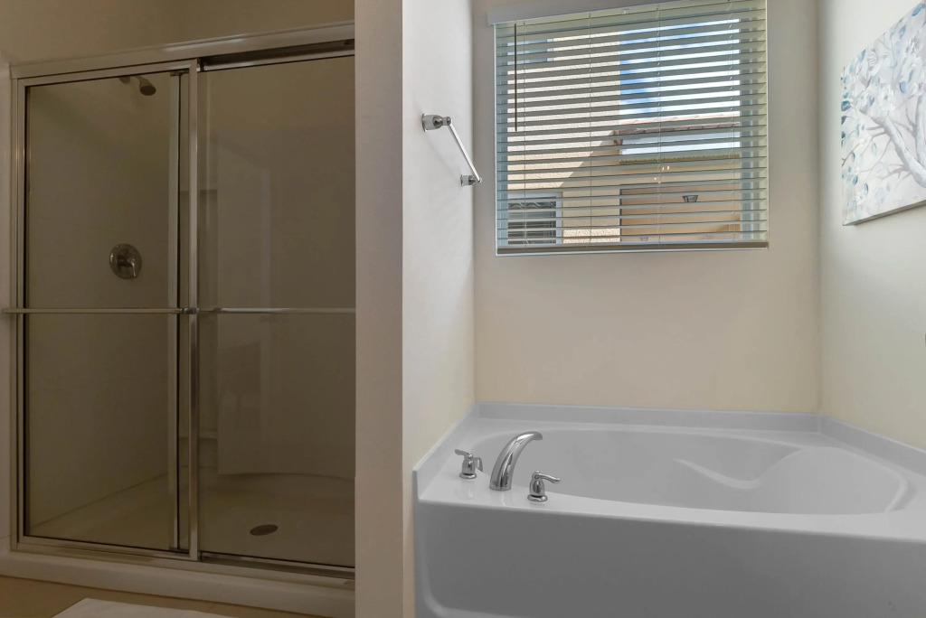 5 Bedrooms 4 Bathrooms Solterra 5272 Oa