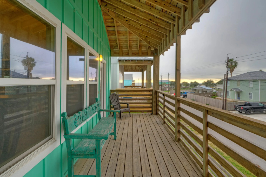 Cole's Cabin by Avantstay Coastal Retreat Pool Access, Balcony, Water Views + Mins to Beach
