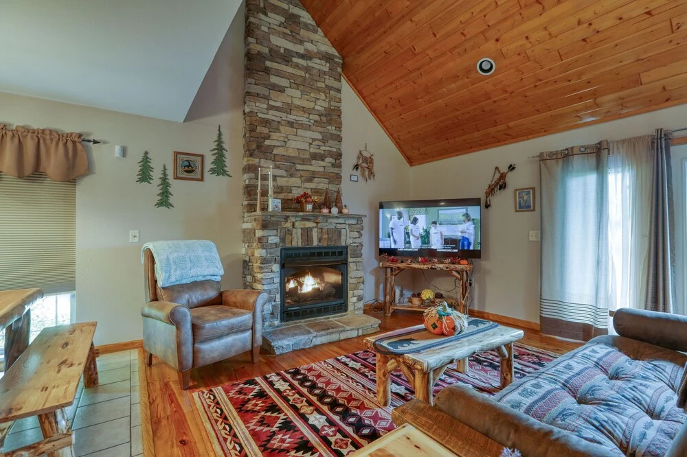 Smoky Mountain Getaway 3 Bedroom Cabin by RedAwning
