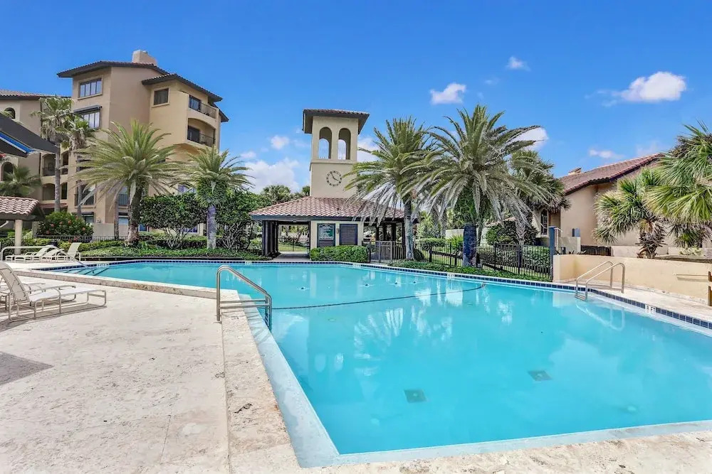 Dog-friendly Oceanfront Townhouse With Covered Balcony, Views, Pool & AC