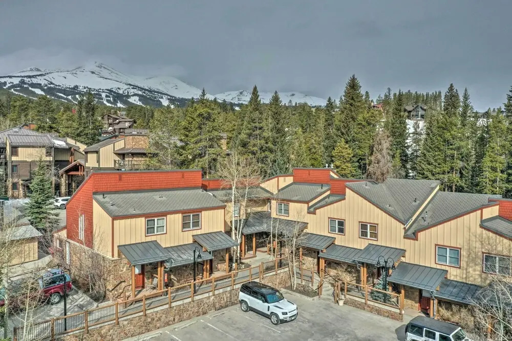 Ski-In Retreat w/ Pool! 2 Blocks to Main St Breck