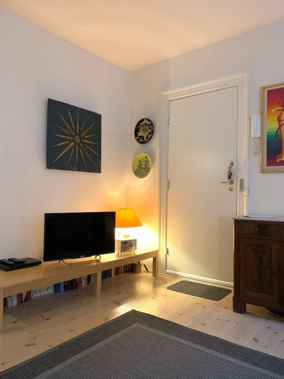 1 Bedroom Apartment near Queen 200 - 1